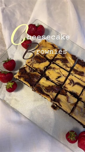 Diese leckeren Cheesecake Brownies sind Mega einfach gemacht! 🤤 ⬇️ Für den Brownie Teig: 110g Butter 200g Vollmilch Schokolade 2 Eier 125g brauner Zucker 50g Mehl 25g Backkakao 1/2 TL Backpulver 1 TL Vanilleextrakt 1 Prise Salz Für den Cheesecake Teig: 450g Frischkäse 100g Puderzucker 2 Eier 2 TL Vanilleextrakt Bei 175 Grad O-/U 10 min backen, dann runterstellen auf ca 170 Grad und weiter 30-35 min backen. Stäbchenprobe machen! Am besten 15 min bei geöffneter Ofentür noch ziehen lassen. Viel Sp