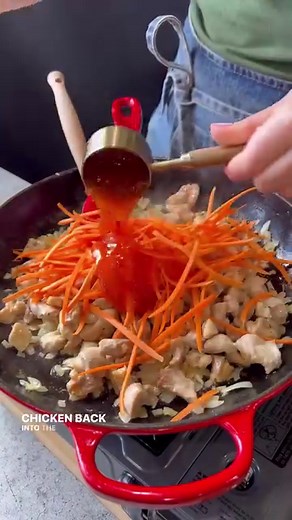 The Easiest Peach Galette you can make in 15 mins and devour it in less than that 😋😅 the peaches are so juicy and they melt into the butter and sugar creating a caramelized peachy situation. The buttery puff pasty complements the peaches so well and the vanilla ice-cream tops it all off! Ingredients: 1 sheet puff pastry @dufourpuffpastryk thawed according to package instructions; 1 lb peaches (about 2.5 peaches) 1/3 cup sugar 2 tbs butter, melted 1 tsp vanilla bean paste/extract Course sugar f