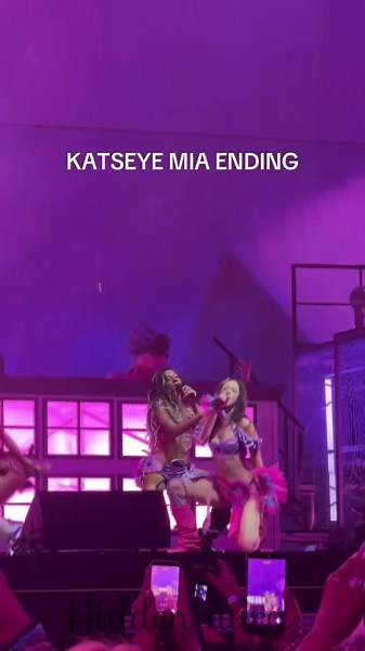omg 😲 wht the hell lara and megan #katseye #megan #lara #coachella2026 #katschella #meganandlara