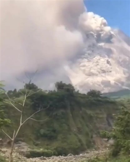 Ankit Singh on Instagram: "इंडोनेशिया में माउंट मेरापी ज्वालामुखी फट गया है #reelsvideoシ #reelsviralシ #reelsviralシfb #reelsfbシ #viral #reel"