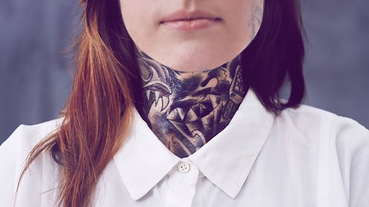 Tattoo am Hals: Das solltest du vor dem Stechen wissen