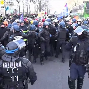 French police officers clash with firefighters who are protesting against their working conditions and demanding more pay. https://cbsn.ws/2r6wpw3 | CBS Mornings