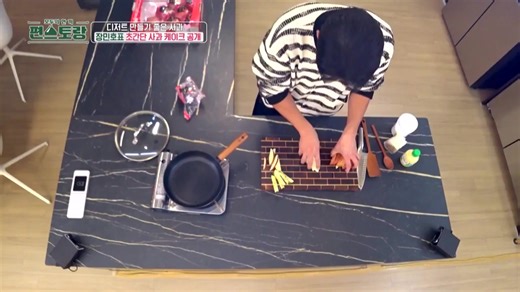 [Star's Top Recipe at Fun-Staurant]🍽️ Follow Minho’s simple apple cake recipe at home!🍎 📌For more videos on Funstaurant, head to our YouTube channel! (https://www.youtube.com/@kbsworldtv) #JangMinho #FunStaurant #Mukbang #KBSWORLDTV KBS 241227 방송 | KBS WORLD