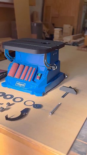 🔧 ¿Vale la pena la estación de lijado Scheppach OSM600? En este review rápido te muestro sus fortalezas y limitaciones: una máquina compacta, versátil y pensada para talleres pequeños o aficionados exigentes. Con casi 100 años de historia, Scheppach sigue ofreciendo herramientas sólidas a un precio accesible. La OSM600 combina lijado oscilante y de husillo, ideal para curvas y bordes, con un diseño práctico que ahorra espacio. 📍 Encuentra esta herramienta en KSS.cl ⚙️ Detalle técnico – Scheppa