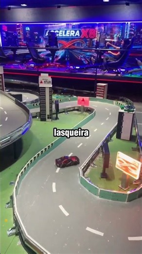 Casal acelera em pista de corrida imersiva e transforma desafio em disputa! 😍🚗