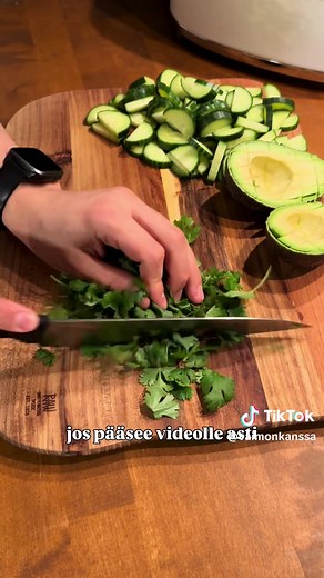 No juu tässä viimeinen salaatti🥗 Tästä voi tehdä vielä raikkaamman version jos tekee kastikkeen vaikkapa limestä, valkosipulista, inkivääristä ja öljystä. ⭐️OHJE, n. 4⭐️ - 400 g kanaa - 2 rkl soijaa - 2 rkl hunajaa - 1 rkl seesamiöljyä - 3 valkosipulinkynttä - pieni pala inkivääriä - 2 dl valmiiksi keitettyä basmatiriisiä - loraus soijaa - loraus chiliöljyä - 1 kurkku - 1 avocado - 1 korianteri ruukku - 1 purkki/pussi edamame papuja - maapähkinöitä - seesaminsiemeniä Kastike - 1/2 dl majoneesia