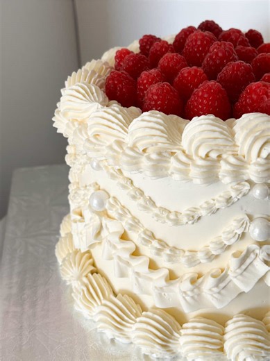 lovely little cake! 6” lemon cake raspberry buttercream/raspberry compote filling 💌 bustosbakes 📍 san antonio, tx #caketok #lemoncake #raspberrycake #sanantonio #cakedecorating