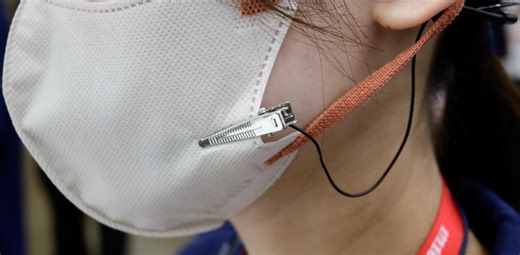 このピンで、マスクがマイクになる。騒音の中で声だけ拾う、村田製作所の新技術