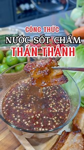 Ăn hết cả thế giới với công thức nước chấm tiêu thần thánh củ Hồng nha!🤤 100 lọ nước chấm siêu thơm siêu hấp dẫn đã sẵn sacng đến tay các chị em bạn dì đâyyy! Ib nhanh ko là lại bay hết veo trg 1 nốt nhạc đó nha! 😂 #nuoccham #congthucnuocsot #nuocchamthanthanh #congthuc #nauanngon #yeubep #nghiennha #xuhuong | Vũ Trần Thuý Hồng