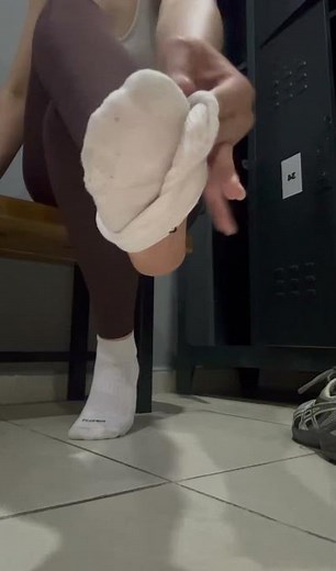 spordan sonra ayaklarımı yalarmıydın? Sahibe köle. Sahibe Ayça #feet #socks