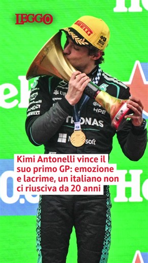 Il motorsport italiano ha finalmente il suo nuovo eroe. A soli 19 anni Kimi Antonelli ha scritto una pagina di storia con la Mercedes vincendo la sua prima gara in Formula 1 in Cina, dopo aver conquistato anche la pole position il giorno precedente (più giovane di sempre a riuscirci). Vent’anni dopo, Kimi riporta il tricolore sul gradino più alto del podio. «Un sogno che si realizza», ha detto il giovane pilota. ✒️L'articolo completo su leggo.it e nel link in bio #leggo