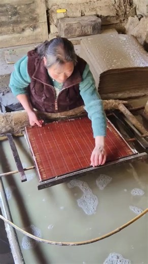 Traditional Paper-Making Craft Techniques Revealed
