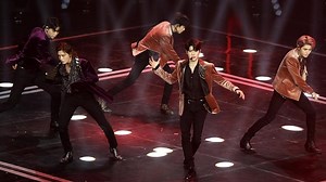 Aksi Enerjik Para Member NCT 127 Tampil di Indonesia