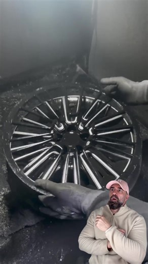 Con el problema que supone pintar llantas o rines en acabado bicolor, esta plantilla puede ser una de las mejores soluciones para los pintores automotrices. Se coloca directamente sobre la llanta y permite trabajar con precisión, reduciendo tiempos de enmascarado y minimizando errores en el corte de color. Una solución práctica para un proceso que, sin el método adecuado, puede complicarse mucho. ¿Dónde se consiguen este tipo de plantillas? Déjamelo en los comentarios y compártelo con el resto d