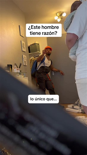 Un hombre se hizo viral luego de llegar a casa tras una larga jornada de trabajo y expresar su frustración al no encontrar comida preparada. Aunque también mencionó el desorden del hogar, aseguró que lo que más le afectó fue no tener un plato de comida al regresar. #viralvideo #viral #familia #educacion #family