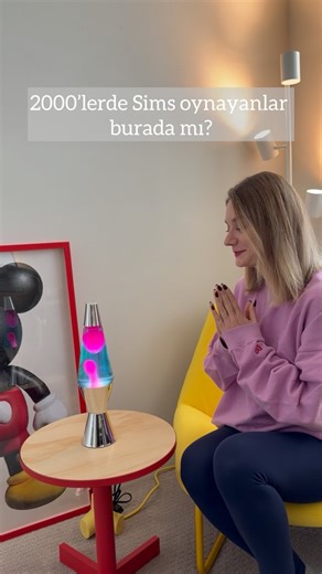 Ceren İrem on Instagram: "Video sürpriz sonlu 🥰 Sen de Sims oynarken her eve mutlaka bu lambadan koyuyor muydun? Koyuyorsan yorumlara 🙌🏻 bırak, Sims seven arkadaşına gönder 🫶 #sims #2000s #chilhoodmemories #gamingnostalgia #2000ler"