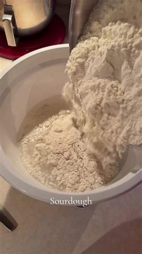 It’s sourdough time! My current recipe: 125g starter 360g water 525g flour 12g salt #sourdoughrecipes #sourdough #sourdoughtiktok #mixingdough #sourdoughbread
