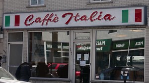 🏙 Mon Île, mon quartier 🏙 🇮🇹 Kate got to chat with Nadia from Caffè Italia, an old-school Italian cafe in Petite-Italie. This wonderful place has been a gem in the neighbourhood since 1956! ☕ While this capsule is a little longer than our usual, like a good caffè latte, we think it’s worth taking some time to savour. After all, this family legacy has been brewing for four generations. Sit down, relax, and enjoy – Viva Caffè Italia! ✨ [We are SO proud of the MAtv volunteers who will present t