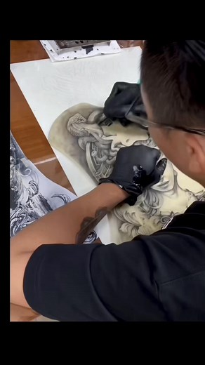 #紋藝殿堂紋身藝術工作室 #歐美刺青 #高雄刺青 #tattoo #黑白刺青 #傳統刺青 美杜莎大背進行中 人工皮作品手稿收藏 | 紋藝殿堂紋身藝術工作室