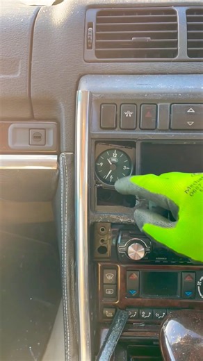 How to set the clock in a car