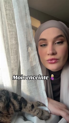 Quand j’ai annoncé ma grossesse à mon chat… Il n’était clairement pas prêt à partager. 🤍🐾