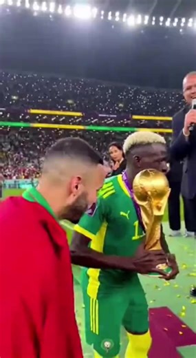 فيلم تايتانيك لعام 1997 هو عمل يظهر عمق العاطفة الذي يستمر حتى في خضم المأساة من خلال الحب المصيري لجاك وروز. أسلوب المخرج جيمس كاميرون الذي ركز على عواطف الشخصية أكثر من الإخراج الفاخر يجعل قلبي يبكي حتى لو شاهدته مرة أخرى ليس فقط مشهد غرق السفينة، ولكن اللحظات التي ينظر فيها شخصان إلى بعضهما البعض أكثر جديرة بالذكرى الأغنية التي تكمل هذا الشعور هي سيلين ديون 11 « قلبي سوف يستمر * إنها هادئة في البداية، لكنها في مرحلة ما تمنحني شعورًا يدق القلب. خاصة منشد النصف الثاني من الفيلم غالبا ما يكون كت