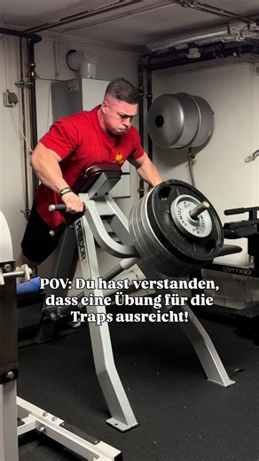 POV: Du brauchst keine fünf Übungen für deine Traps. Was du brauchst, ist Verständnis für Funktion und Übertrag auf dein Training.🧠 Der Trapez wird funktionell in drei Faseranteile unterteilt: Oberer Trapez - Elevation der Scapula - Je nach Zugrichtung anteilige Retraktion - Unterstützung der Aufwärtsrotation Mittlerer Trapez - Retraktion der Scapula Unterer Trapez - Depression der Scapula - Je nach Zugrichtung anteilige Retraktion - Unterstützung der Aufwärtsrotation Zusammenfassend bedeutet d