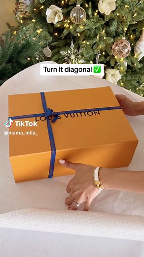 Hack: How to Wrap a Gift When the Paper is Too Short 🎁🎄