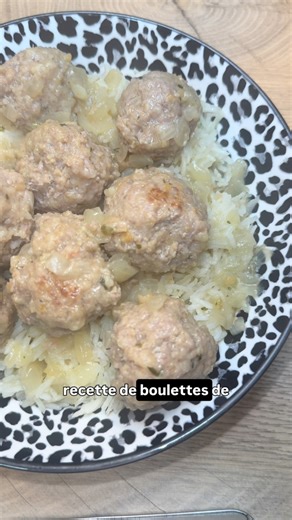 Carlakitchen on Instagram: "🍽️ Boulettes de veau haché aux oignons ultra tendre et rapide au cookeo 🧑‍🍳 🧾 Ingrédients 🔸 Pour la farce (boulettes de veau) • 600 g de veau haché • 1/2 verre en plastique de chapelure • 1/4 de verre d’eau • 1/2 oignon râpé • 1 sachet de Spigol • 1 càs de Marakof • Basilic (1 càs frais ou 1 càc sec) • 1 càs d’ail en poudre • Sel & poivre (selon ton goût) ⸻ 🔸 Pour la sauce dorée • 2 oignons émincés • Huile (2–3 càs) • 1 belle càs de Marakof • 3 verres d’eau • Se