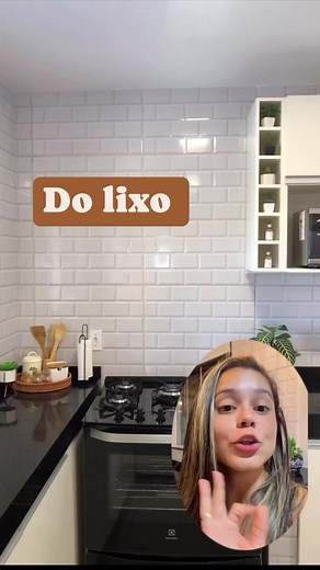 Muitas dúvidas em torno dessa prateleiras que tenho na cozinha, então bora em alguns pontos importantes ‼️ - O mdf que ia para o lixo cortei na medida exata do espaço que eu tinha em cima do fogão - Medida : 1,25 x 25cm - O adesivo Automotivo é resistente a temperaturas altas e não agarra gordura - Voce encontra no site da @Pgadesivos e usando o cupom HOUSE270 garante 10% off - Limpeza é feita com um pano e detergente neutro. - Já tenho elas a 2 anos e 5 meses e não tenho nenhum arrependimento. 