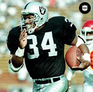 BO KNOWS. (via NFL Throwback) | NFL