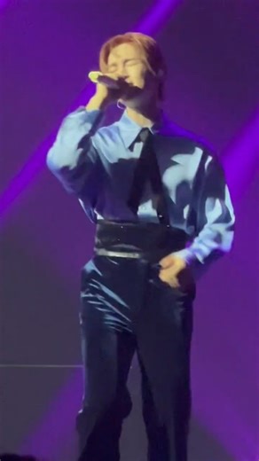 He looks like a prince omg 👑 | SHINee FIVE