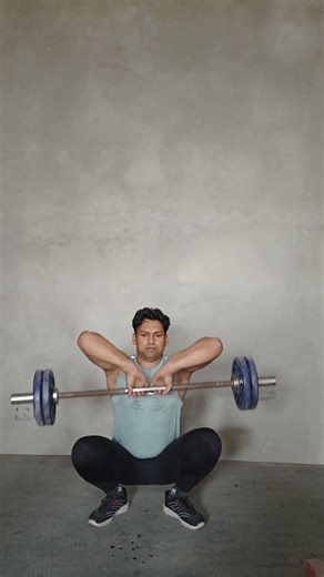 Reverse upright row exercise in Deep squat position