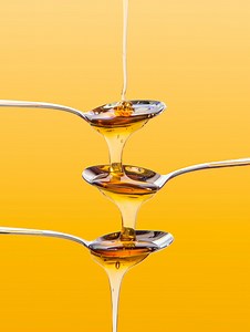 蜂蜜5大功效！抗氧化、抗發炎...傷口和痘痘都能舒緩？教你如何分辨蜂蜜真假與食用禁忌