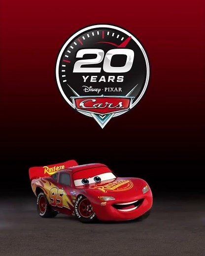 Rayo McQueen con el logo del 20° Aniversario de Cars