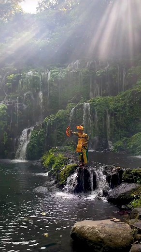 Stepping into the enchanting world of Balinese dance 🌸🕺 Let the graceful movements and vibrant rhythms transport you to a realm of cultural beauty and artistic expression. ✨💃 - - - 📽Video credit by: @hasyimart_ | Balidotcom