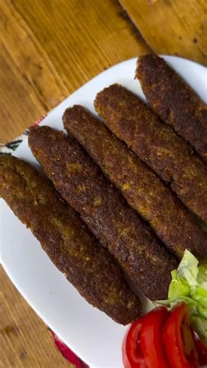 ‎دل نمک‎ on Instagram‎: "این کتلت به حدی ترد و سوخاری و خوشمزست که نمیشه توصیف کرد ، خودتون یکبار درست کنید و‌ مطمئنم پای ثابت غذاهاتون میشه🥰 ‏@mahsa_cook1 ‏@mahsa_cook1 نخود خیس خورده ۱ پیمانه پلوپز گوشت چرخ شده ۱۵۰ تا ۲۰۰ گرم آرد سوخاری ۳ قاشق غذاخوری پیاز یک عدد متوس..."‎