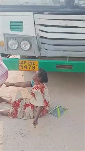 Metro News Updates on Instagram: "Woman sitting in front of RTC bus demanding quarter Incident on the Pullala Cheruvu Road in Yarragondapalem Woman who created a ruckus for over half an hour in an inebriated state demanding quarter Driver dragged her to the side of the road, and finally left."