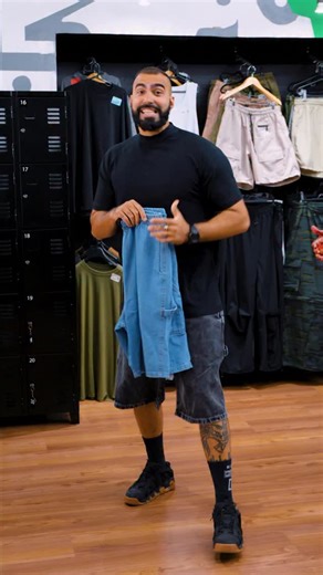 BASYC - MILHÕES DE PEÇAS VENDIDAS PELO BRASIL on Instagram: "CHEGOU O JORTS DA BASYC E VOCÊ NÃO VAI ACREDITAR NESSE PREÇO. 🔥 Antes que você ache que é pegadinha, já avisamos: isso aqui é JEANS PESADO DE VERDADE. Grosso, resistente, confortável e feito pra durar mais que muita bermuda de R$500 por aí. PREÇO DE LANÇAMENTO: a partir de R$95 (confere lá, é real mesmo 😂) Modelagem larga, mobilidade pra C#R@&$%, bolsos fundos, detalhe de carpinteiro e tamanho do P ao G4. Preto ou azul, do jeitinho q