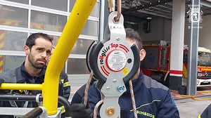 Las maniobras de entrenamiento son fundamentales antes de realizar cualquier actuación real. El dispositivo “rollgliss” está configurado para llevar a cabo trabajos y rescates en entornos verticales (fachadas, estructuras, pozos etc.), tanto ascensos como descensos, pudiendo pasar de una operación a otra sin necesidad de realizar acciones adicionales. Utilizado junto con un trípode, una autoescala, o cualquier otro punto de anclaje, nos permite realizar de una forma segura, cómoda y sencilla man