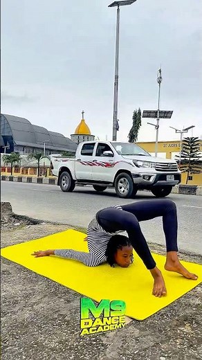 This is out of this world. Amazing acrobatic dance flexibility #acrodance