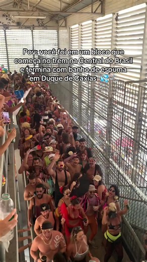 Esse é o Caxias Water Planet que vai acontecer no dia 25/01! ✨ O bloco começa no trem que sai da Central do Brasil em direção a Duque de Caxias. A concentração do bloco vai ser na central às 6:30 e a saída é às 7:00. E depois que entra no trem, é só alegriaaaa 🥳🥳🥳 O bloco percorre as ruas de Caxias e termina com um maravilhoso e divertido banho de espuma 💦🫧🧼 Não se atrase para não perder a farra no trem e vá até o final do para não perder o banho de espuma 😉 #caxiaswaterplanet #duquedecax