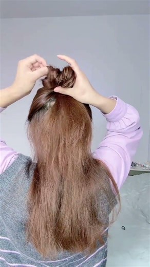 Effortless Fluffy Bun: Master This Stylish Updo in 3 Steps