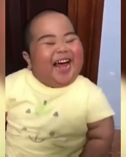 A fat boy laughing 😂 memes💯