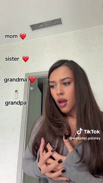 Tutorial for Mom, Dad, Sister, and Brother! How to create the viral family heart gesture trend? Inside, there's a FREE step-by-step tutorial! I'll teach you how to recreate the popular mom dad sister brother trend. Just follow these steps to get the viral family gesture effect in your videos. mom dad sister and brother, mom dad sister brooke, filter mom dad sister brother, mom dad sister brother trend, mamá papá abuela hermana #familytrend #familygesture #capcut #capcutpioneer