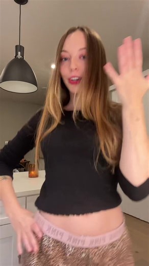 she got a .. poker face 👋♣️