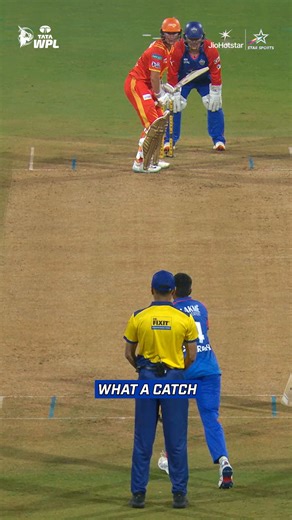 Second chance. No mistake. 😯 Shree Charani gets the big wicket of Beth Mooney 👏 #TATAWPL DCvGG 👉 LIVE NOW ➡️ https://hotstar.onelink.me/UsKp/bpq735a | Star Sports