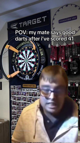 Divertido momento en los dardos con amigos