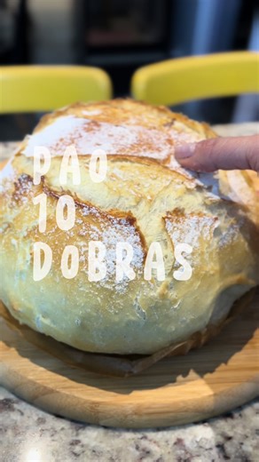 PÃO 10 DOBRAS 500 gramas de farinha trigo (aproximadamente 4 xícaras 5 gramas de fermento biológico seco (metade do pacotinho) 1 colher sopa sal 350 ml de água morna Vc precisa juntar tudo numa tigela até virar uma massa, não precisa sovar. Coloque um pano e deixe descansar por 10 minutos e inicie o processo de dobras como demonstrei no vídeo. Faça isso por quatro vezes, com intervalo de 10 minutos e na última já transfira pra panela onde será assado. Descanse a massa por mais 1 hora e asse em f