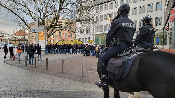 Niedersachsenderby: 500 Braunschweig-Fans protestieren in Hannover gegen Einschränkungen für Gästefans